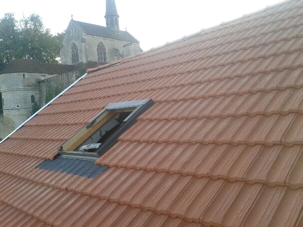 Chantier de couverture toiture — réfection et pose de tuiles par un couvreur professionnel