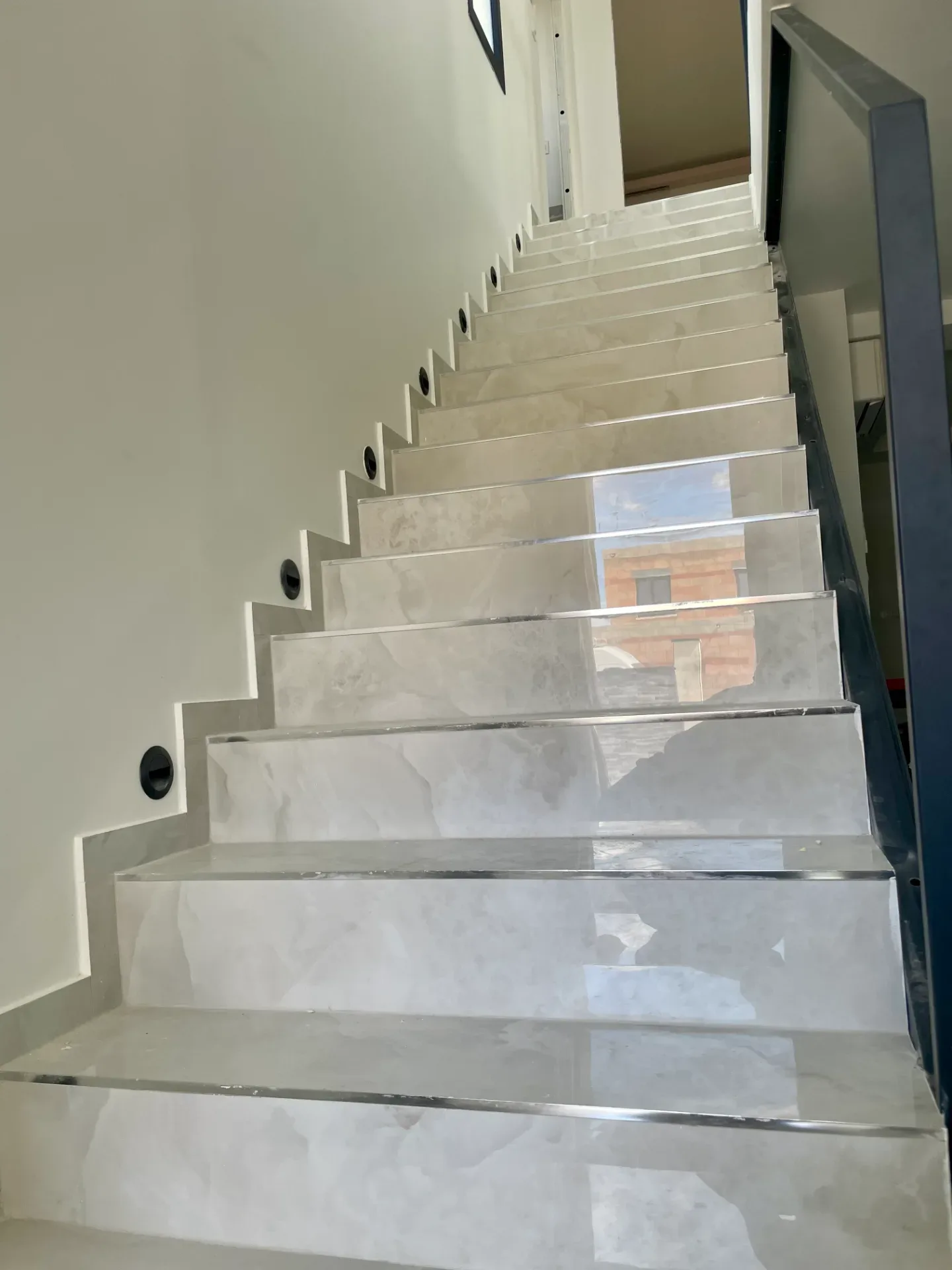 Prix pose carrelage sol 2026 : ragréage, colle, pose — tarifs réels d'un artisan