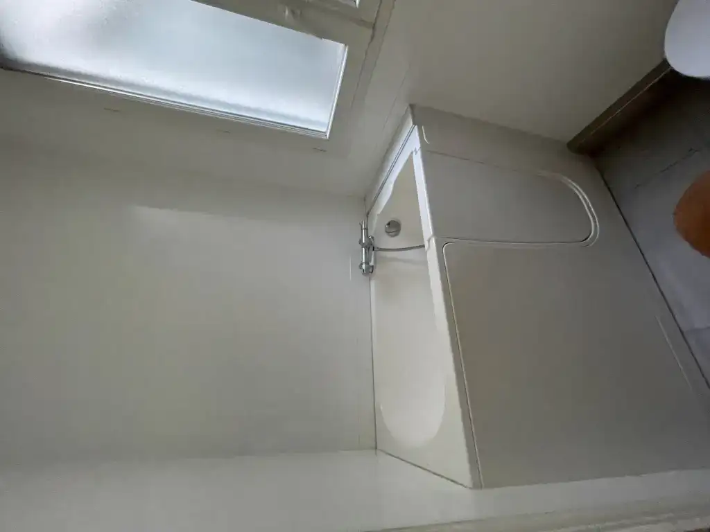 Bonjour à tous Je recherche un bon bricoleur disponible pour m’aider sur quelques travaux dans mon appartement avant l’état des lieux.Travaux à réaliser :	•	Pose de parquet (matériel déjà acheté chez Leroy Merlin)	•	Repeindre une porte	•	Réparer une petite fuite sous la baignoire (joint silicone à refaire)Rien de très lourd, mais j’ai besoin de quelqu’un de sérieux, soigneux et un minimum équipé.