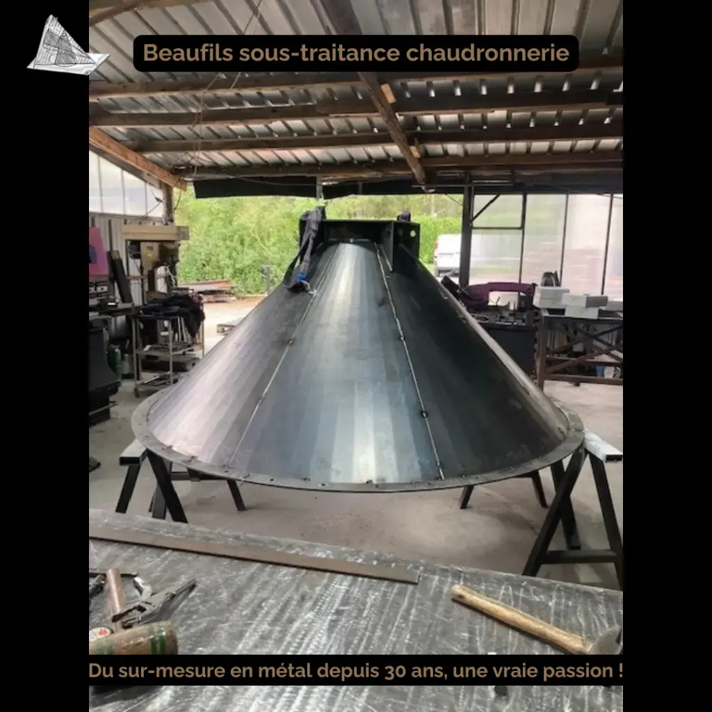 Réalisation d’une pièce conique grand format, entièrement fabriquée à l’atelier.Traçage, formage, assemblage, ajustement…Chaque étape est réalisée avec précision pour garantir un résultat fiable et durable.Nous intervenons en sous-traitance pour les professionnels ayant besoin de pièces spécifiques, adaptées à leurs contraintes techniques.Besoin d’un partenaire sérieux en sous-traitance chaudronnerie ?📱 06 85 28 14 97📧 yb.bstc@outlook.fr🏚 Artisan basé en Eure-et-Loir🚚 Livraison possible partout en France#BSTC #Chaudronnerie #SousTraitanceIndustrielle #FabricationSurMesure #Metal #ArtisanIndustriel #SavoirFaire #IndustrieFrancaise