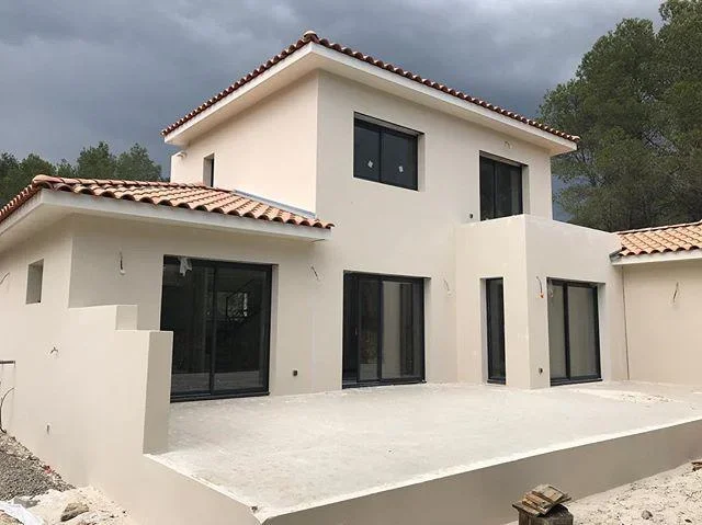 Ravalement de façade – Travail soigné & durable

Vous recherchez un professionnel pour redonner vie à votre façade ?
Nous vous proposons nos services de ravalement de façade pour maisons, immeubles et locaux professionnels.

🔧 Nos prestations :
	•	Nettoyage haute pression / traitement anti-mousse
	•	Réparation des fissures et enduits
	•	Application d’enduit neuf ou peinture façade
	•	Isolation thermique par l’extérieur (ITE)
	•	Finition crépi, taloché, gratté ou projeté

🎯 Pourquoi nous choisir ?
	•	Travail propre et de qualité
	•	Respect des délais
	•	Matériaux professionnels et durables
	•	Conseils personnalisés selon votre façade
	•	Devis gratuit et rapide

📍 Intervention rapide dans votre secteur

💬 N’hésitez pas à nous contacter pour un diagnostic gratuit et redonner un coup de neuf à votre façade !