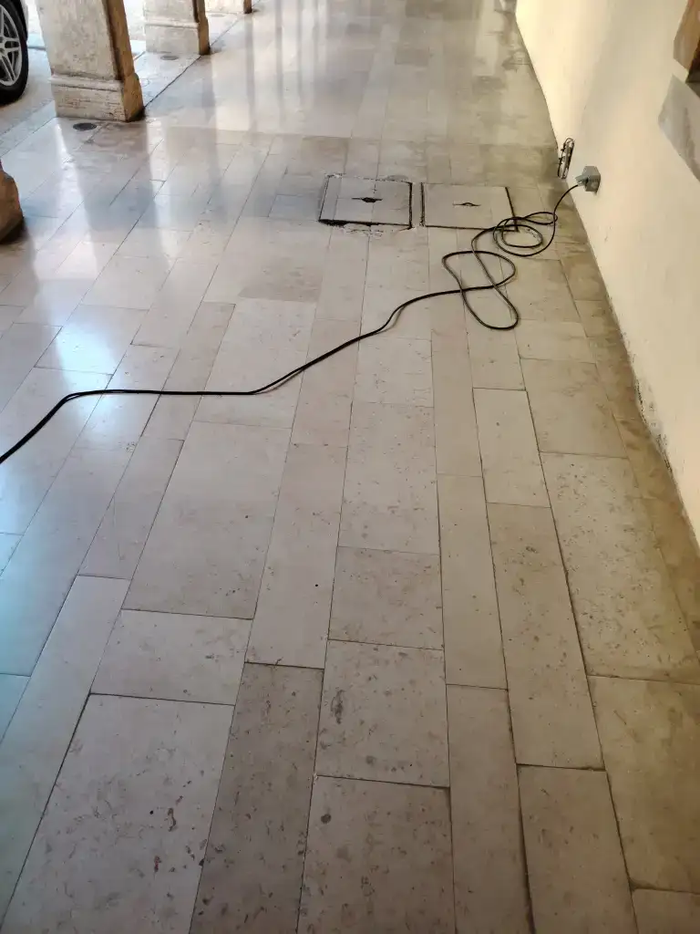 Bonjour, je suis un jeune autoentrepreneur de coup je vous propose mes services dont l'entretien de sol intérieur et extérieur (carrelage, parquet, béton, moquette de pierre, sol en Marbre, sol travertin, Bourgogne) avec un monobrosse professionnel très puissante n'hésitez pas à me contactez en cas de besoin chers clients merci et bonne journée 🙂Je publie quelques chantier fait récemment 