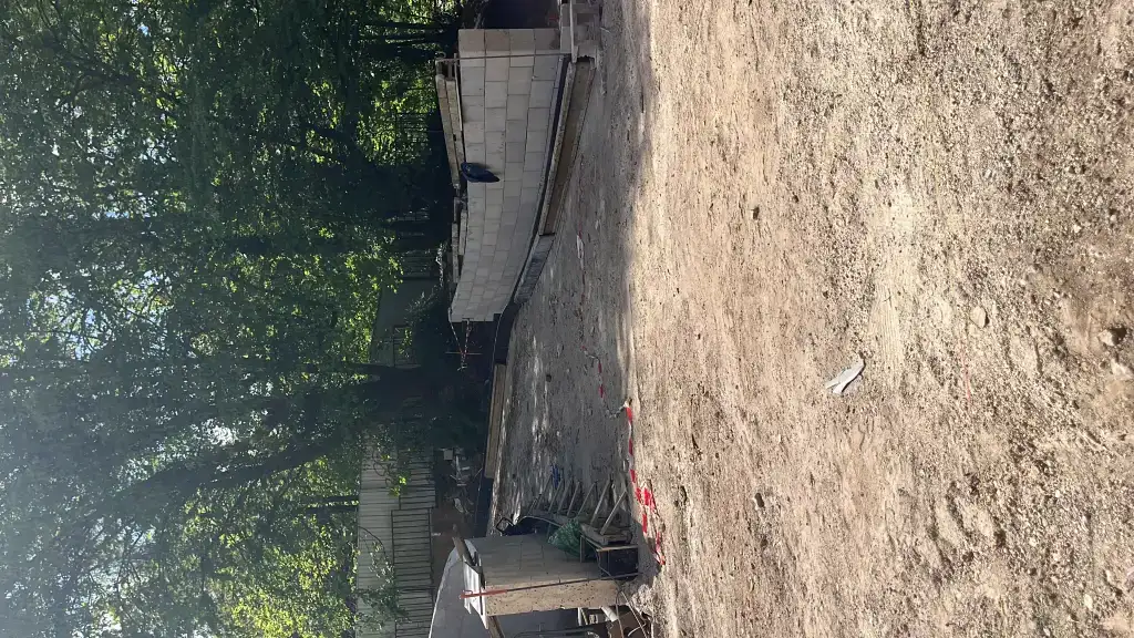Professionnel du bâtiment, j’interviens sur une large gamme de travaux, du gros œuvre jusqu’aux finitions, avec un travail propre, rapide et soigné.🔹 Maçonnerie / Gros œuvre (coffrage, béton, reprise) 🔹 Placo (cloisons, doublage, faux plafonds) 🔹 Carrelage (sol, mur, salle de bain) 🔹 Rénovation complète (appartement / maison) 🔹 Finitions intérieures (enduit, ratissage, remise à niveau)✔ Travail sérieux et efficace ✔ Respect des délais ✔ Adapté aux chantiers particuliers et professionnels ✔ Disponible rapidementJe recherche des chantiers et collaborations, avec possibilité d’intervention en équipe selon l’importance des travaux