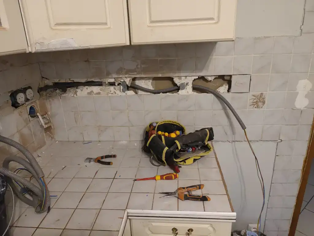 Les travaux réalisés dans la cuisine de la cliente ont consisté en une rénovation complète de l’installation électrique afin de permettre la pose d’un nouveau plan de travail. Cela a inclus la mise aux normes du réseau existant, la création et le déplacement de prises électriques adaptées aux futurs équipements, ainsi que la sécurisation de l’ensemble de l’installation. Ces interventions ont été effectuées dans le respect des normes en vigueur, garantissant à la fois fonctionnalité, sécurité et confort d’utilisation au quotidien.Photo Avant et après 