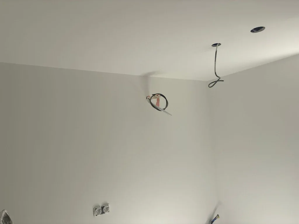 TESNIMY RÉNOVATION est un groupement d’artisans basé à Lyon, regroupant tous les corps de métier du bâtiment (plâtrerie, peinture, plomberie, électricité, rénovation complète…).

Nous accompagnons particuliers et professionnels sur leurs chantiers, en proposant des prestations fiables, soignées et respectueuses des délais.

Avec plus de 10 ans d’expérience, nous intervenons aussi bien en rénovation complète qu’en sous-traitance, avec une organisation sérieuse et réactive.

Nous utilisons des matériaux professionnels issus de fournisseurs de confiance afin de garantir des résultats durables.

Nous sommes disponibles pour toute collaboration avec des architectes, entreprises ou maîtres d’œuvre.
