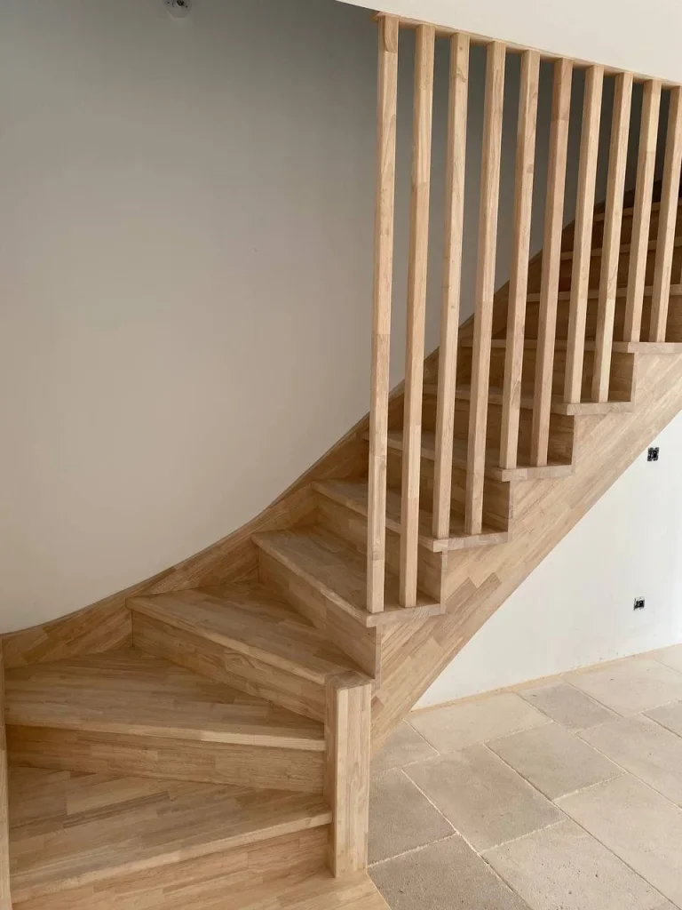 La Menuiserie Romain David vous propose la fabrication d’escaliers sur mesure, réalisés artisanalement dans notre atelier de menuiserie situé à Gourdon (71300).

Spécialistes de l’escalier sur mesure, nous concevons des ouvrages adaptés à votre intérieur, à vos besoins et à vos envies, avec une attention particulière portée à la qualité de fabrication et aux finitions.

Configurations possibles :

* Escalier droit
* Escalier quart tournant
* Escalier deux quarts tournants
* Avec ou sans contremarches
* Limon central ou structure traditionnelle

Essences de bois disponibles :
Hévéa, hêtre, frêne, chêne…

Tarifs à partir de 2 000 € TTC.

Délais :

* Devis détaillé sous 48 h
* Fabrication sous 2 à 4 semaines après validation

Livraison et pose dans toute la France.

Pour toute demande de renseignement ou de devis, n’hésitez pas à me contacter.