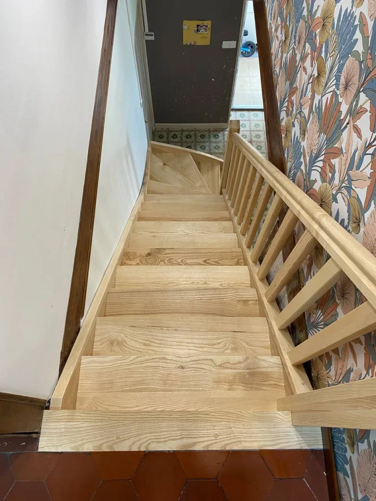 Menuiserie Romain David, Spécialiste de l’escalier sur mesure.

Chaque projet fait l’objet d’une étude personnalisée afin de concevoir un escalier parfaitement adapté à votre intérieur et à vos contraintes techniques. Nos escaliers sont conçus et fabriqués dans notre atelier de menuiserie à Gourdon 71300.

Nos prestations :

- Fabrication entièrement sur mesure
- Usinage numérique 3 axes pour une précision optimale
- Finitions soignées et durables
- Livraison et pose dans toute la France

Configurations possibles :

- Escalier droit
- Escalier quart tournant
- Escalier deux quarts tournants
- Avec ou sans contremarches
- Limon central ou structure traditionnelle

Essences de bois disponibles :

Hévéa, hêtre, frêne, chêne…

Délais :

- Devis détaillé sous 48 h
- Fabrication sous 2 à 4 semaines après validation

Tarifs : À partir de 2 000 € TTC.

N'hésitez pas à me contacter pour toute demande ou question.