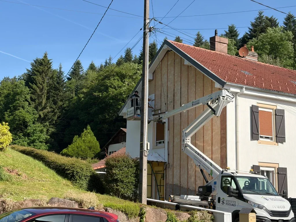 Une belle journée commence dans les Vosges avec le remplacement d'un bardage de façade Bonne semaine