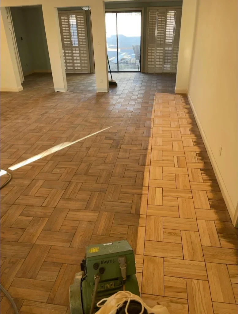 Voici un parquet refait à neuf ponçage, application de fond dur et vitrification en deux couches Si vous avez besoin, de Travaux n’hésitez pas à nous contacter