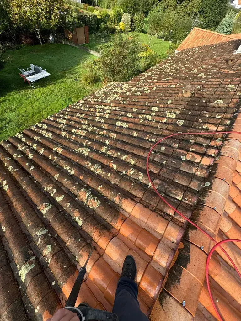 Bonjour l’entreprise Dms vous propose ses services d’entretien concernant vos Toiture Nettoyage de toiture avec produit anti mousse, application de fixateur et pose de résine en deux couches color ou un color. Et pour la finition, nous passons un imperméabilisant de haute efficacité pour un résultat optimal. N’hésitez pas à nous contacter pour toute demande ou devis gratuit.