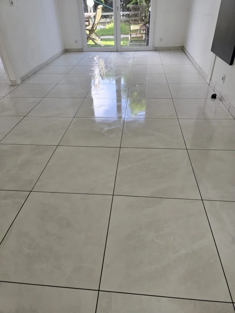 Bonjour à tous, je suis  artisan carreleur  mosaïste depuis plus de 15 ans, je vous propose mes services pour revêtement de sol et mur,pose de carrelage tout format faïence Chape, salle de bain intérieur extérieur neuf Rénovation. Devis et Déplacement gratuit. Merci