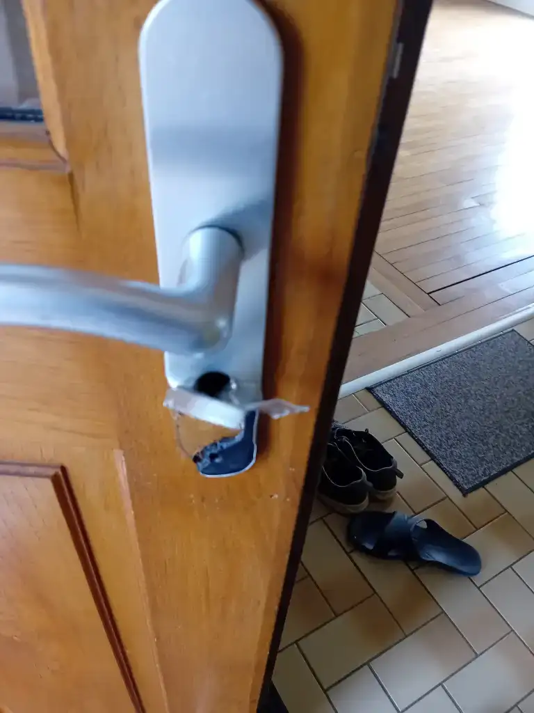 🔧 Menuisier / Serrurier – Services à domicile 🔐

Bonjour,

Je m’appelle Mickaël, artisan sérieux et motivé, spécialisé en menuiserie et serrurerie.

Je propose mes services pour :

* Pose et réparation de serrures
* Ouverture de porte
* Travaux de menuiserie (bois, aménagement, petits travaux)
* Petits travaux divers (bricolage, réparations, etc.)

✔ Travail soigné
✔ Sérieux et ponctuel
✔ Tarifs raisonnables

Je peux me déplacer rapidement selon vos besoins.

N’hésitez pas à me contacter pour plus d’informations ou un devis 👍

À bientôt !