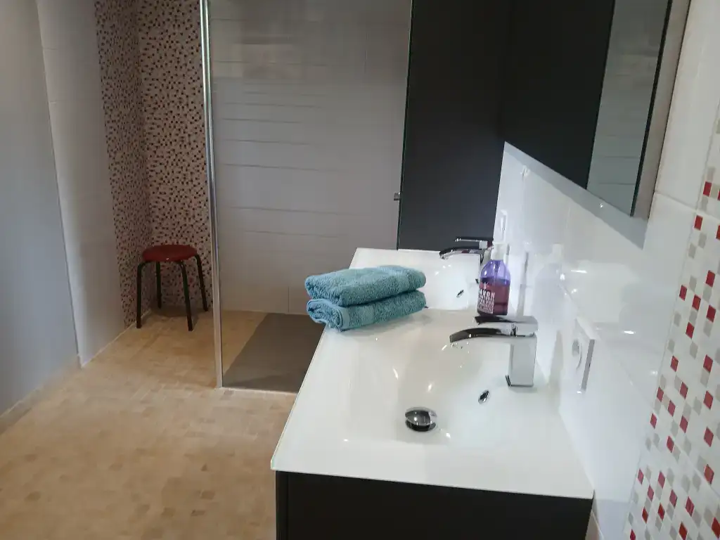 Bonjour,

Je me permets de vous contacter afin de vous proposer les services de notre société B.O Best Cleaning, spécialisée dans le nettoyage de fin de chantier et la remise en état après travaux.

Fort de plus de 5 années d’expérience dans le domaine du nettoyage professionnel, nous intervenons avec sérieux, réactivité et professionnalisme sur tous types de chantiers : logements collectifs, maisons individuelles, bureaux, commerces et locaux professionnels.

Nos prestations comprennent notamment :

- Nettoyage de fin de chantier
- Remise en état après travaux
- Nettoyage des vitres et surfaces vitrées
- Dépoussiérage complet des locaux
- Nettoyage des sols et revêtements
- Évacuation des déchets légers
- Préparation des locaux avant livraison au client

Nous proposons des tarifs très compétitifs et nous nous adaptons aux contraintes et délais de chaque chantier afin de garantir une livraison impeccable.