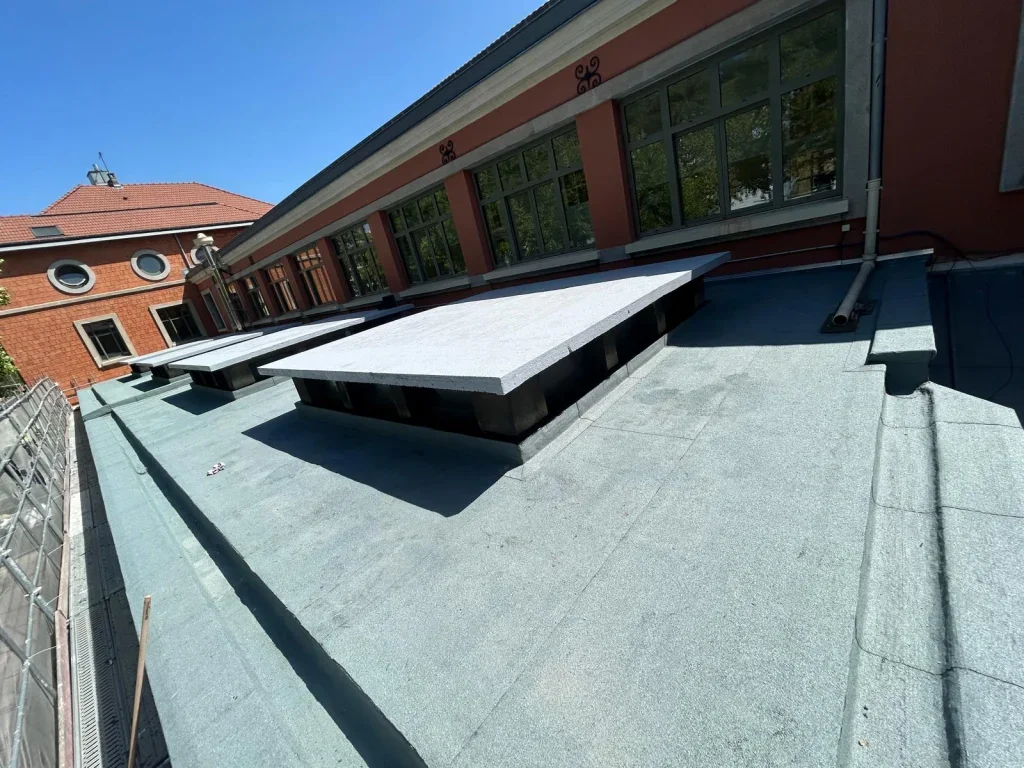 # Nos services d'étanchéité

Notre société est spécialisée dans les travaux d'étanchéité et propose des solutions fiables, durables et adaptées à tous types de bâtiments, en neuf comme en rénovation.

## Étanchéité des toitures

Nous réalisons l'étanchéité des toitures-terrasses, toitures plates et toitures inclinées à l'aide de membranes bitumineuses, synthétiques ou liquides. Nos interventions protègent durablement votre bâtiment contre les infiltrations d'eau et les intempéries.

## Étanchéité des terrasses et balcons

Nous mettons en œuvre des systèmes d'étanchéité performants pour les terrasses, balcons et espaces extérieurs afin de prévenir les infiltrations et de garantir la longévité des ouvrages.

## Étanchéité des fondations et sous-sols

Nous assurons la protection des fondations, caves, sous-sols et murs enterrés contre l'humidité et les remontées d'eau grâce à des solutions adaptées à chaque configuration