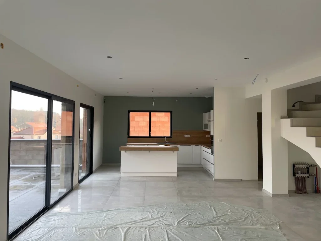 Votre Expert en Peinture et Décoration
Votre peintre en bâtiment est spécialisé dans l'embellissement de vos espaces. Nous réalisons vos projets de peinture, pose de papier peint et revêtements muraux, en assurant des finitions modernes et soignées.