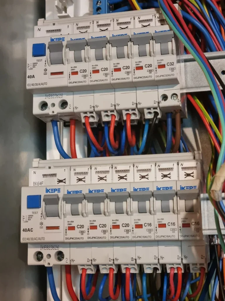 Omega Eurl entreprise d'artisan qualifié. Qui sommes-nous ?
Fondée sur des valeurs de rigueur, de sécurité et d'innovation, Omega Électricité est une entreprise spécialisée dans les travaux d'électricité générale, la rénovation et la maintenance des installations électriques.
Que vous soyez un particulier souhaitant rénover son logement, un commerçant aménageant ses locaux ou un industriel à la recherche de solutions haute performance, notre équipe de techniciens qualifiés met son savoir-faire à votre service.
Notre mission : Garantir la sécurité de vos espaces tout en optimisant vos performances énergétiques grâce à des installations conformes aux normes actuelles (NF C 15-100).
