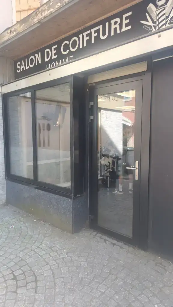 Spécialiste du nettoyage de vitres, je propose mes services aux professionnels et aux particuliers dans le secteur Nord Franche-Comté (25, 70 et 90).
J’interviens pour le nettoyage régulier ou ponctuel de vos surfaces vitrées :
• Vitrines de commerces et magasins
• Baies vitrées et fenêtres
• Portes et entrées vitrées
• Vérandas
• Encadrements et contours de fenêtres
• Nettoyage intérieur et extérieur des vitrages
• Entretien régulier pour professionnels, commerces et copropriétés
Je travaille avec du matériel professionnel de vitrerie et apporte une attention particulière aux finitions afin d’obtenir des vitrages propres, nets et sans traces.