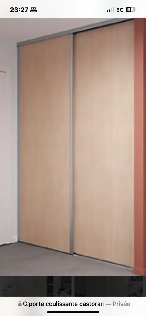 Trois. Portes coulissantes pour placard.