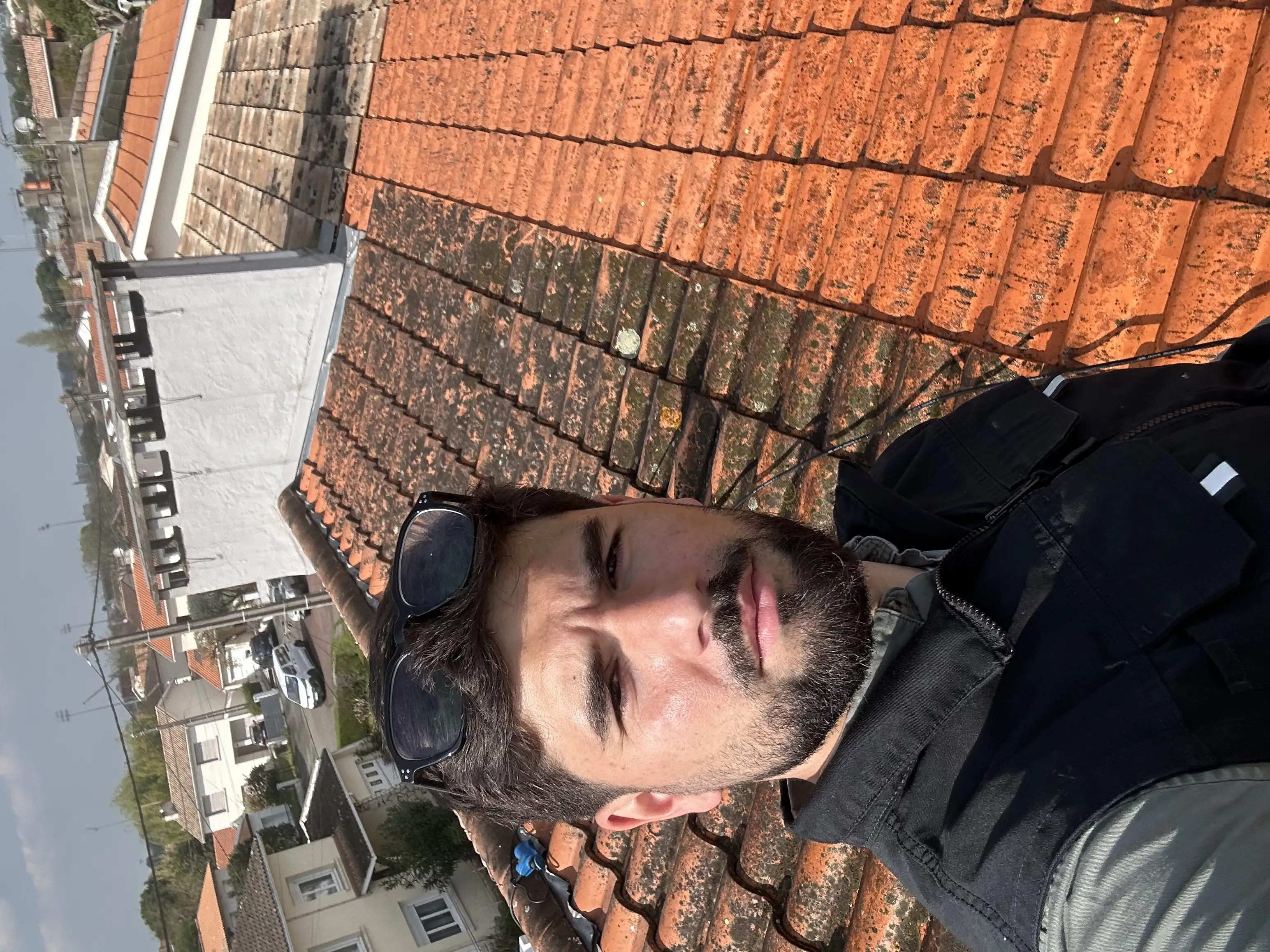 Bonjour Effectue tous travaux à prix compétitifs. Petits et grands travaux 24h24 7j/7 Travaux de couverture charpente zinguerie Nettoyage toiture traitement anti mousse Changement et nettoyage de gouttière Nous intervenons rapidement pour : * Réparation et rénovation de toiture * Recherche et réparation de fuites Pose de bâche * Zinguerie (gouttières, chéneaux...) * Travaux de charpente * Isolation et entretien de toiture Déplacement rapide - devis gratuit - travail soigné. 📞N\'hésitez pas à nous contacter pour toute demande. Cordialement, Daniel entretien