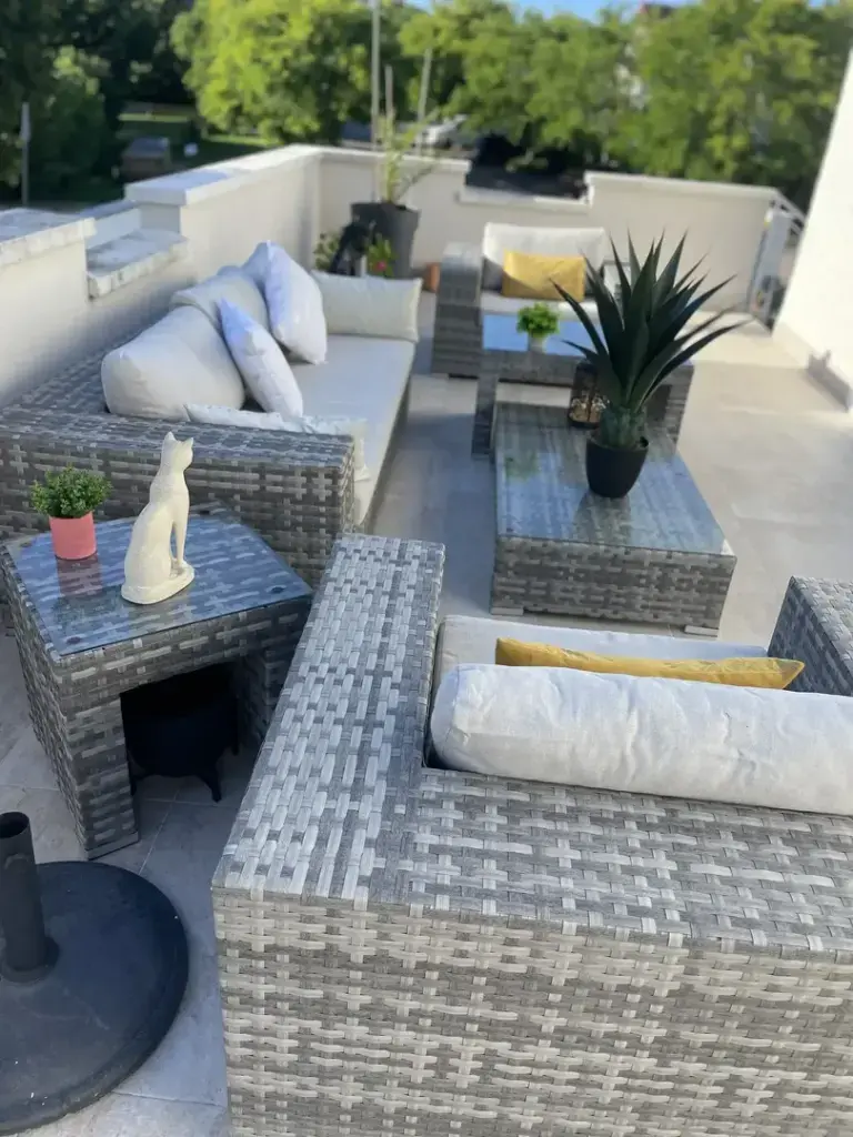 Je vends ce salon de jardin complet en résine